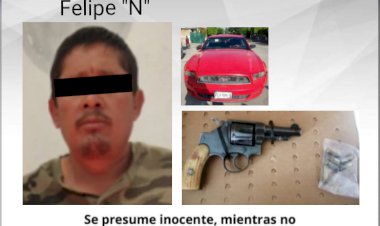 Cae conductor de auto Mustang,  con arma y quizá alcoholizado