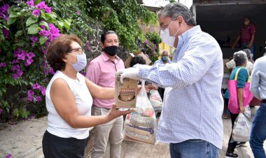 Entrega alcalde apoyos  alimentarios en Jiutepec