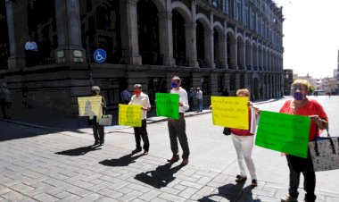 Maestros jubilados exigen pago de prima de antigüedad