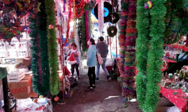 Instalan comerciantes de  ALM tianguis navideño