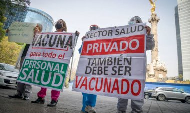 Crece la ira entre trabajadores de salud por discriminación en vacuna