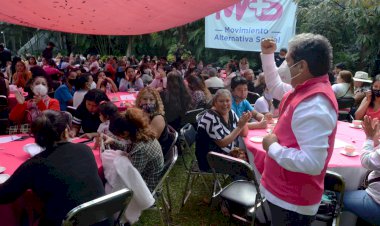 Rinde homenaje Matías Nazario a las mamás en su día