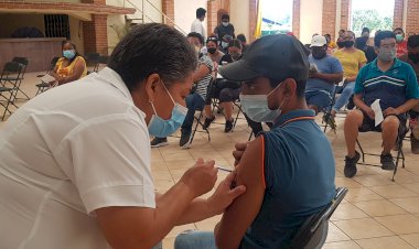 Jóvenes de Zacatepec se quedan  con las ganas de ser vacunados