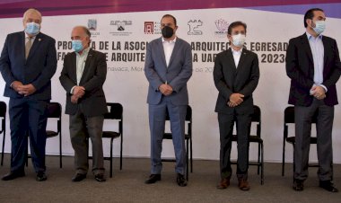 Atestigua Cuauhtémoc Blanco toma de protesta de la asociación de egresados de la facultad de arquitectura