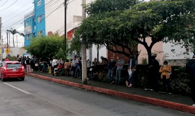 Muy largas filas para vacunación de jóvenes en Cuernavaca este martes