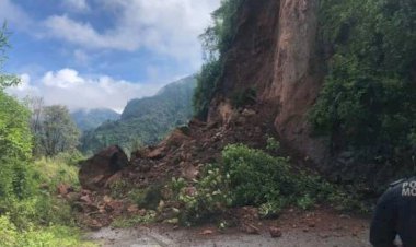 Cierran carretera entre Tetela del Volcán y Hueyapan por deslaves