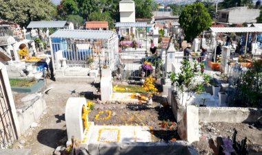 En Jiutepec y Temixco, familiares van a visitar a sus difuntos