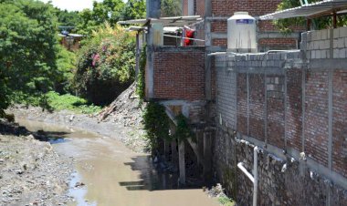 El riesgo en barrancas y canales,  por ser depositarios de la basura