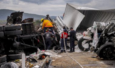 Chocan dos vehículos pesados en la autopista Siglo XXI, con saldo de un muerto