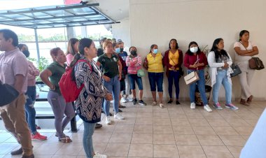 Burócratas de Zacualpan toman el ayuntamiento