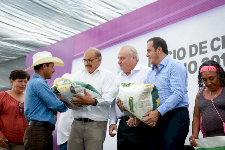Blanco Bravo entrega semillas y otros apoyos a campesinos