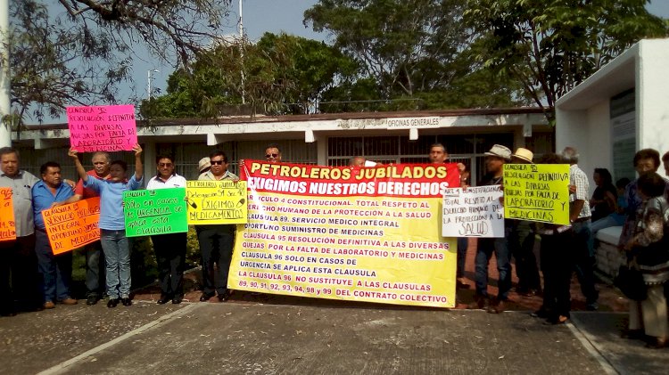 Se manifiestan trabajadores petroleros jubilados por la falta de medicinas