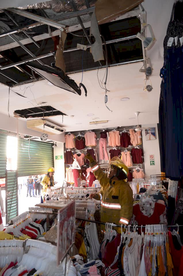 Se  derrumba plafón de una tienda de ropa en la heroica