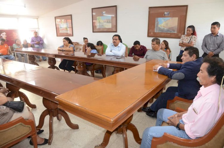 Atiende alcalde demandas de fenicios del mercado «Hermenegildo Galeana»