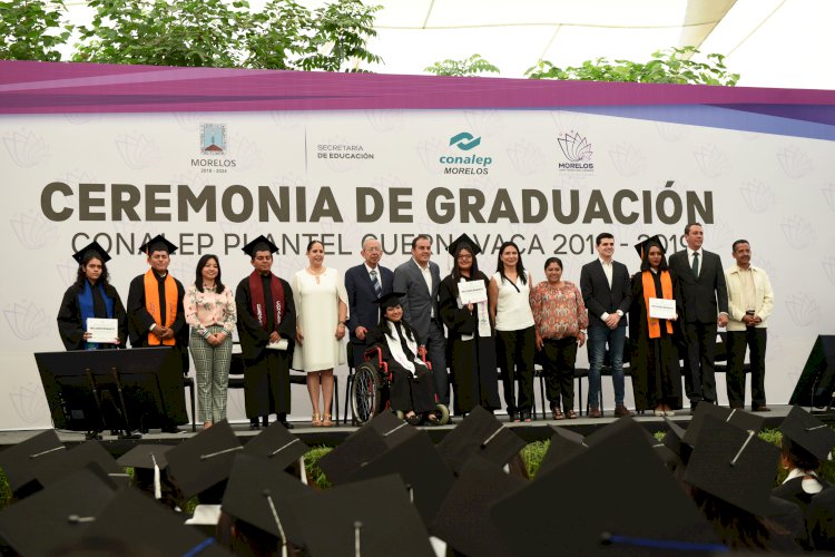 Acude Blanco a graduación de  Conalep plantel Cuernavaca