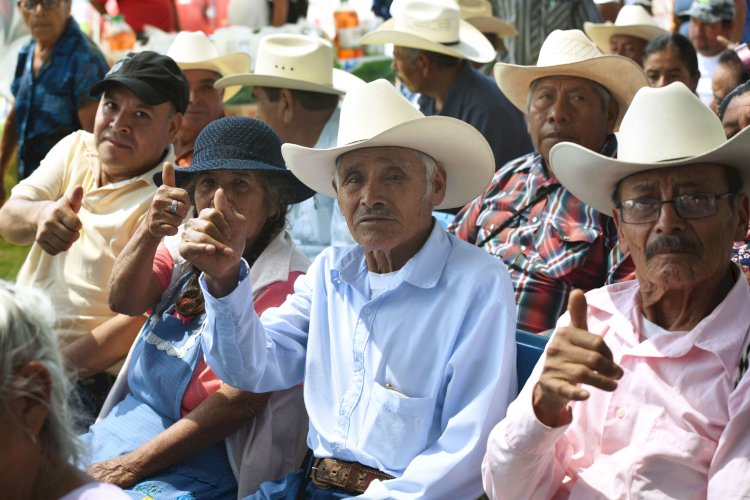 Entrega Cuauhtémoc apoyos de  «Crédito a la Palabra» a campesinos