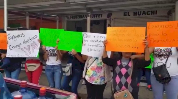 Sin luz, las escuelas en Cuautla;  padres de familia se manifiestan