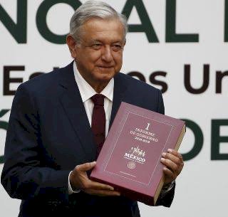 Al antiguo estilo priista, López Obrador se auto reconoce logros