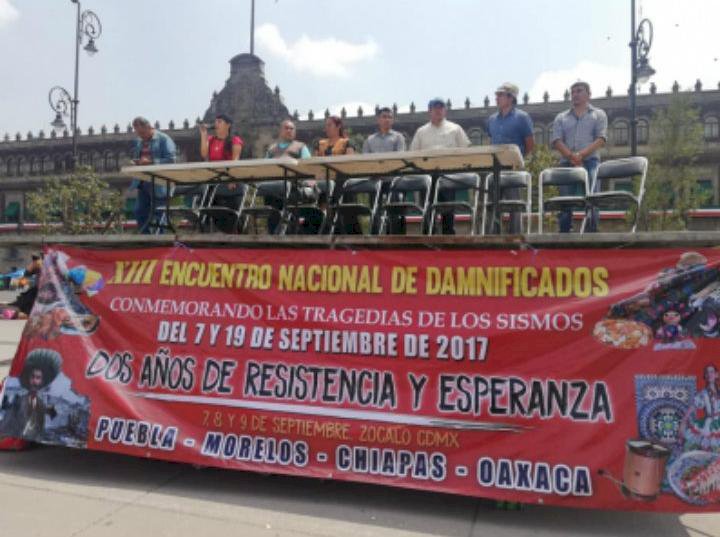 Damnificados de Morelos se plantan  en el Zócalo de la Ciudad de México