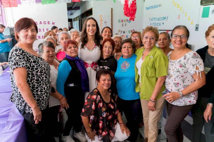 Celebra Natália Rezende fiestas patrias en compañía de adultos mayores