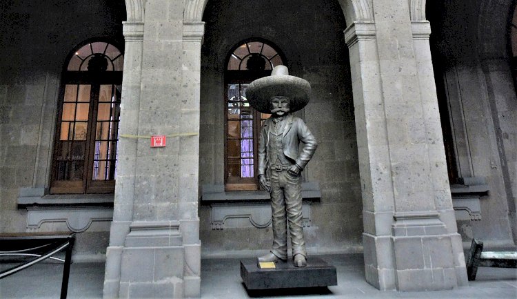 Recibe E. Zapata a visitantes  en el Castillo de Chapultepec