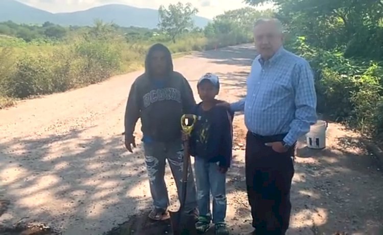 AMLO visita Morelos; reprocha por caminos descuidados