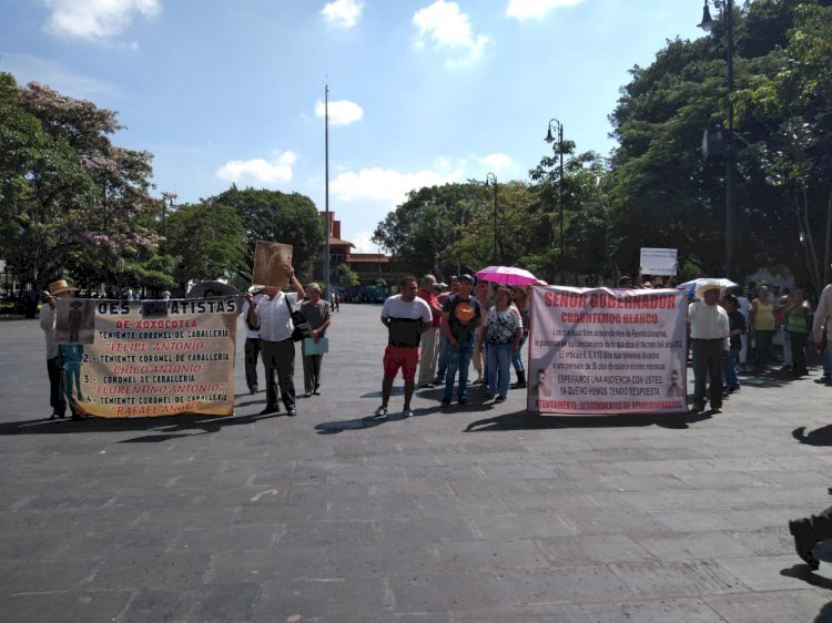 Se manifiestan agrupaciones  zapatista en Palacio de Gobierno