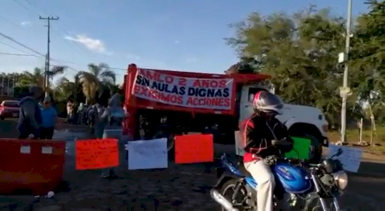 Con bloqueos carreteros exigen en  Jonacatepec reconstrucción de aulas