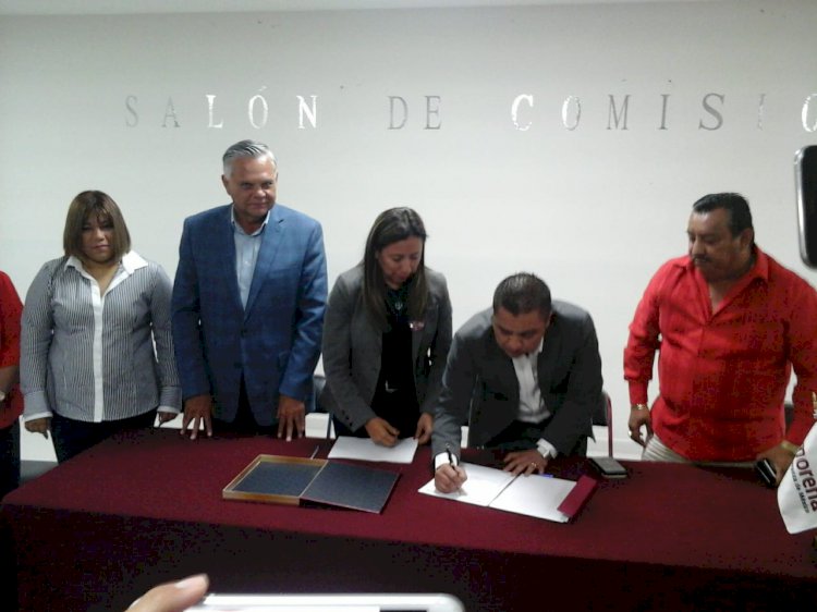Alejandra Flores Espinoza entrega informe de labores
