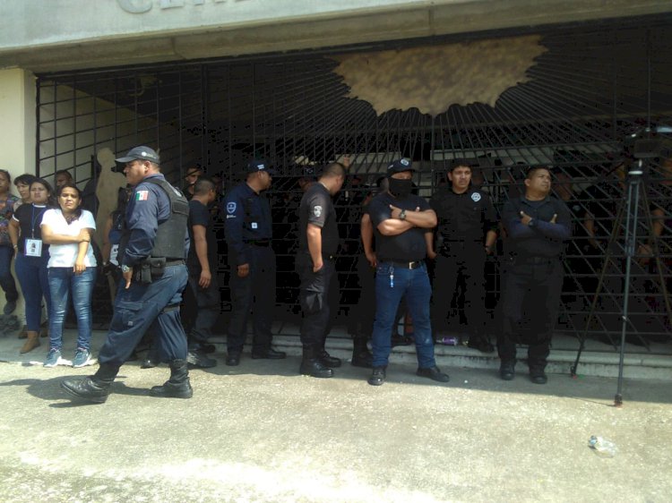 Protestan custodios y el personal  administrativo del Cereso Morelos