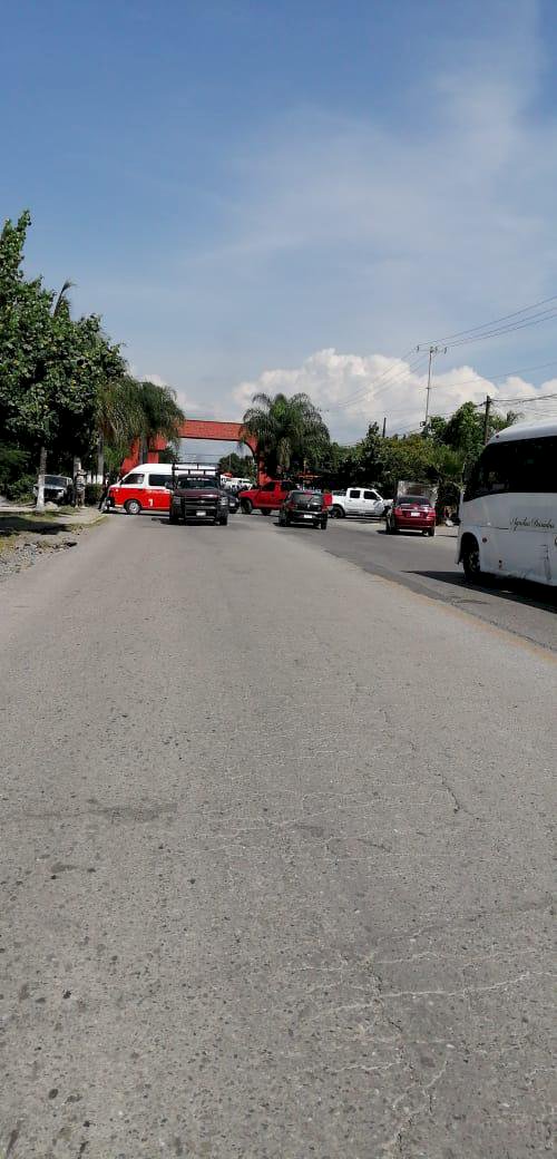 Tensión en jonacatepec; amagan a vehículos extraños