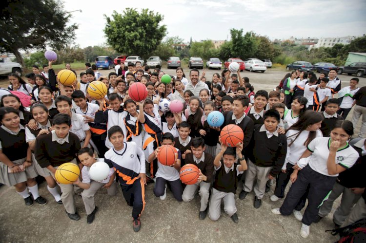 Alumnos de Lomas De Ahuatlán  Recibieron artículos deportivos