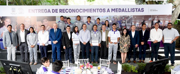 Entrega reconocimientos Cuauhtémoc a morelenses  triunfadores en justas deportivas nacionales