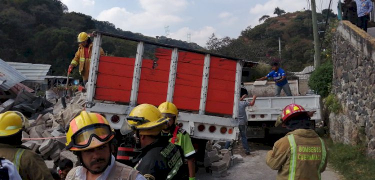 Camión torton se voltea en bajada de Las Minas en Cuernavaca