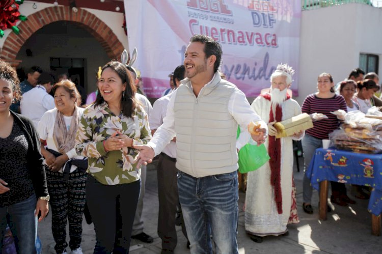 Alcalde parte rosca y entrega juguetes a niños en Chamilpa