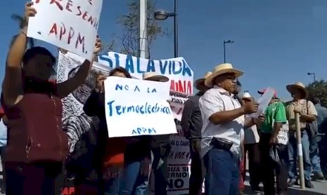 Reciben con manifestaciones  a López Obrador en Ayala