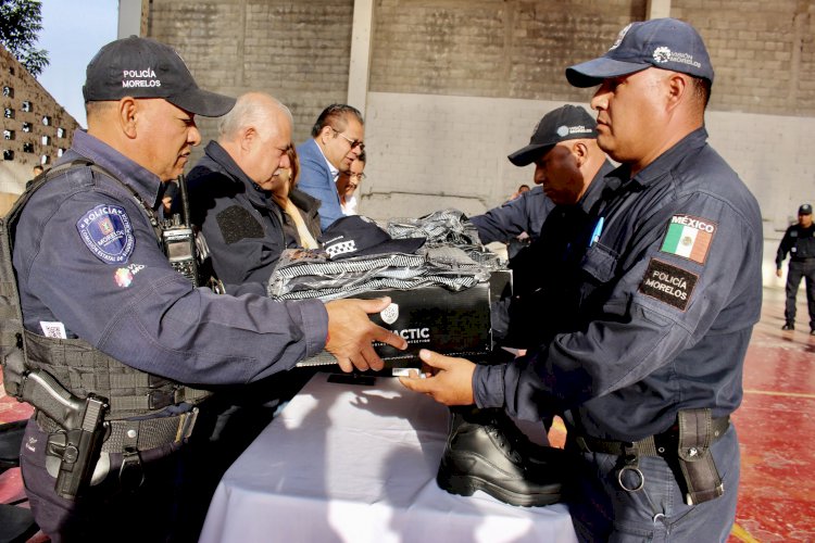Policías de Tetela recibieron  uniformes nuevos de la CES
