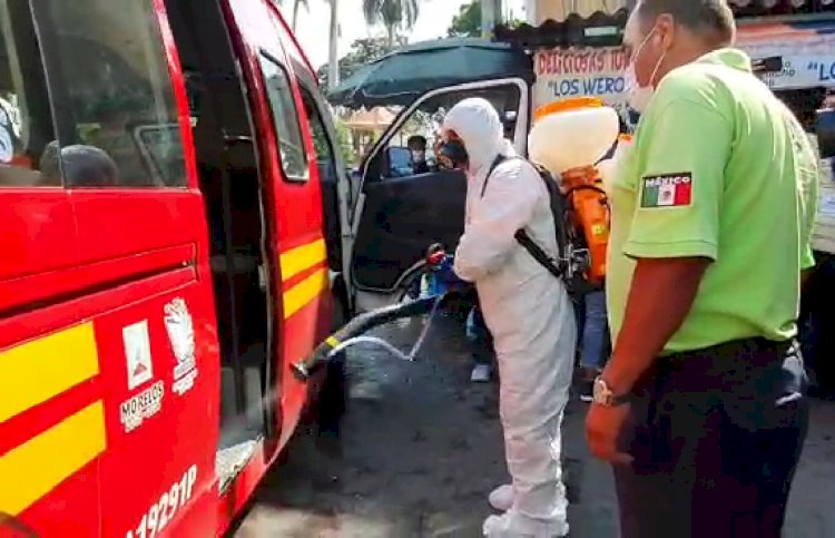 Transportistas Yautepec sanitizan  unidades de transportes público