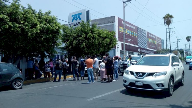 Bloquean usuarios de Telmex  la avenida principal de Cuautla