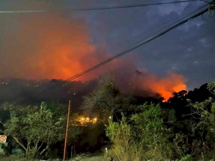 Sigue sin control el incendio en Tepoztlán