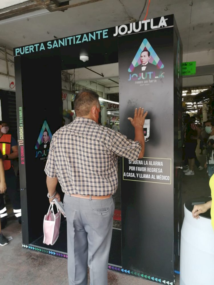 Instalan puerta sanitizante  en el mercado Benito Juárez