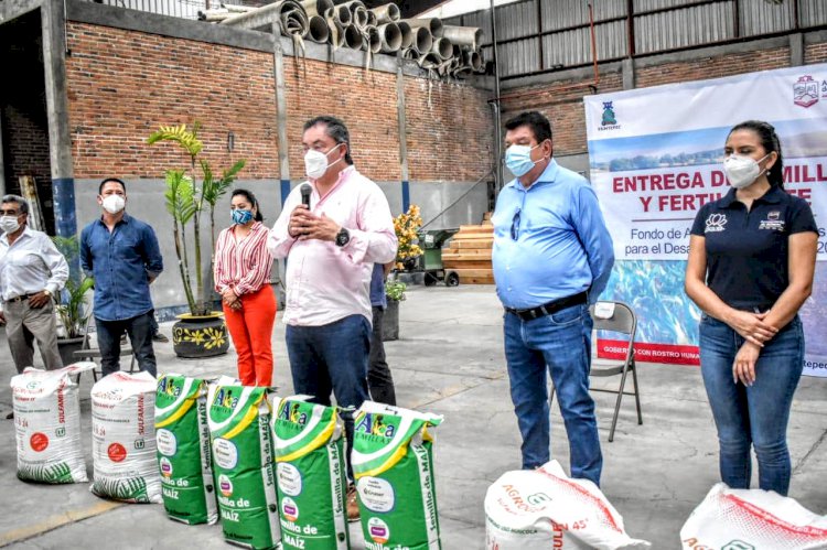 Otorga Reyes Reyes apoyos a agricultores