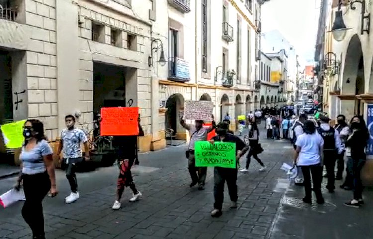 Gresca entre vendedores ambulantes y  policías de Cuernavaca, con una herida