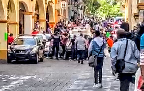 Gresca entre vendedores ambulantes y  policías de Cuernavaca, con una herida
