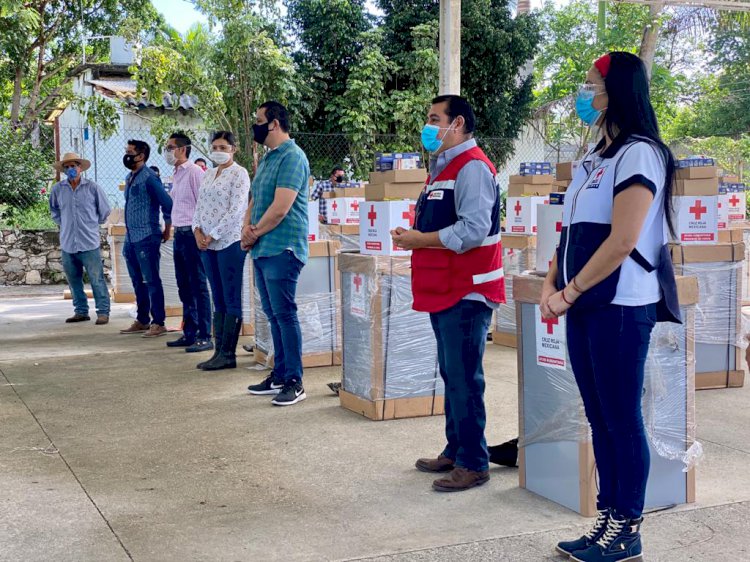 Dona Cruz Roja 30 kits  para familias de Jojutla
