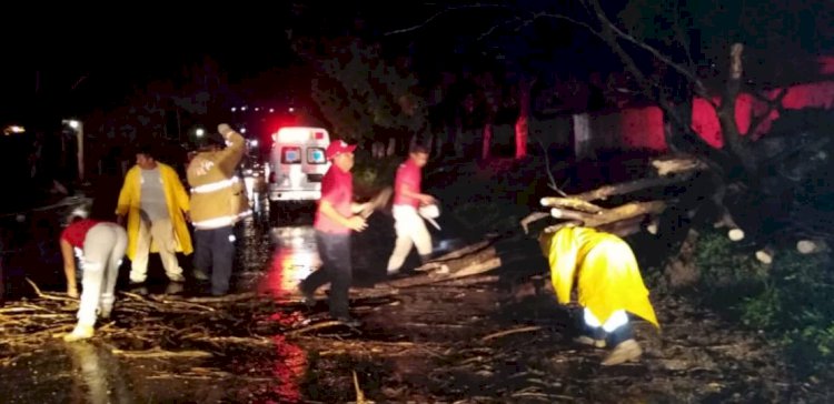Protección Civil y bomberos atienden afectaciones en Jojutla, por intensas lluvias