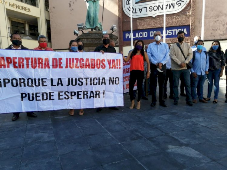 Frente a la sede del Poder Judicial, exigen abogados justicia