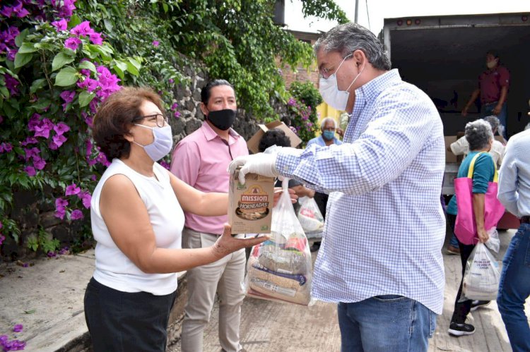 Entrega alcalde apoyos  alimentarios en Jiutepec