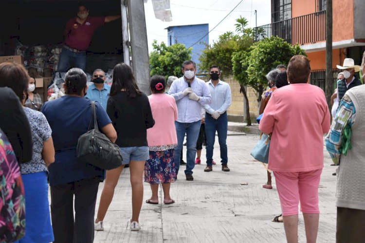 Entrega alcalde apoyos  alimentarios en Jiutepec