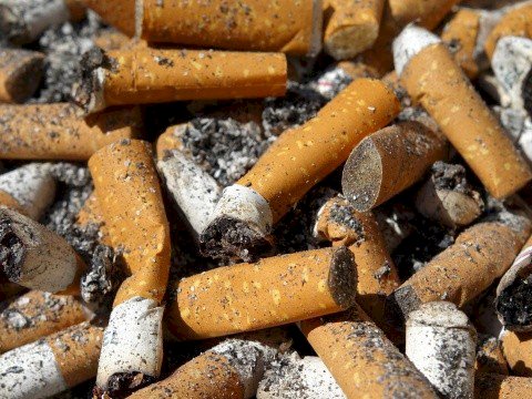 Colillas de cigarros en la calle  es un problema de contaminación